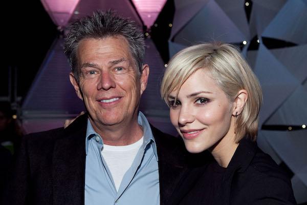 David Foster nega esnobar Meghan Markle depois que vídeo viral no tapete vermelho gera reação online
